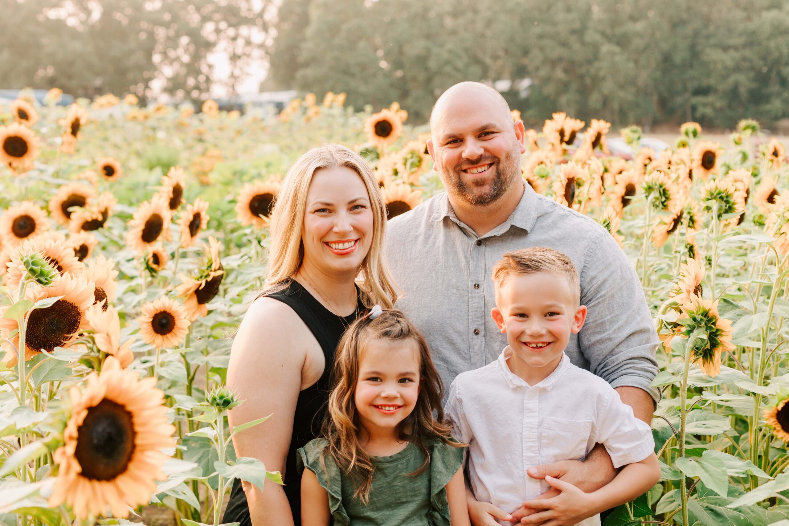 Family portraits in sunflower field – summer photo session in Albany, Oregon